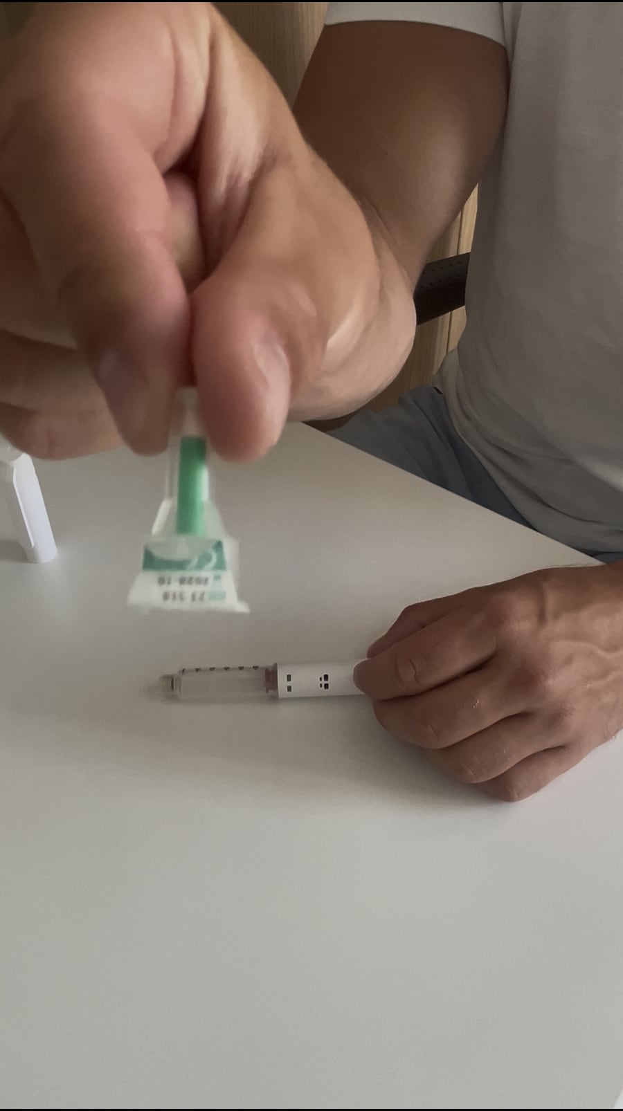 Schritt 4: Neue sterile Pen-Nadel nehmen
